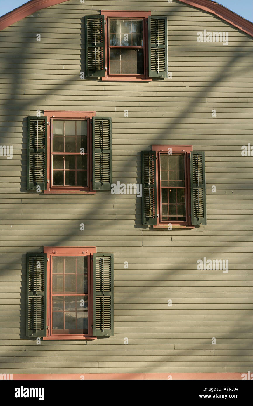 Un mur extérieur Fenêtres et volets d'une maison ancienne construite au 1850 s dans le New Jersey USA Banque D'Images