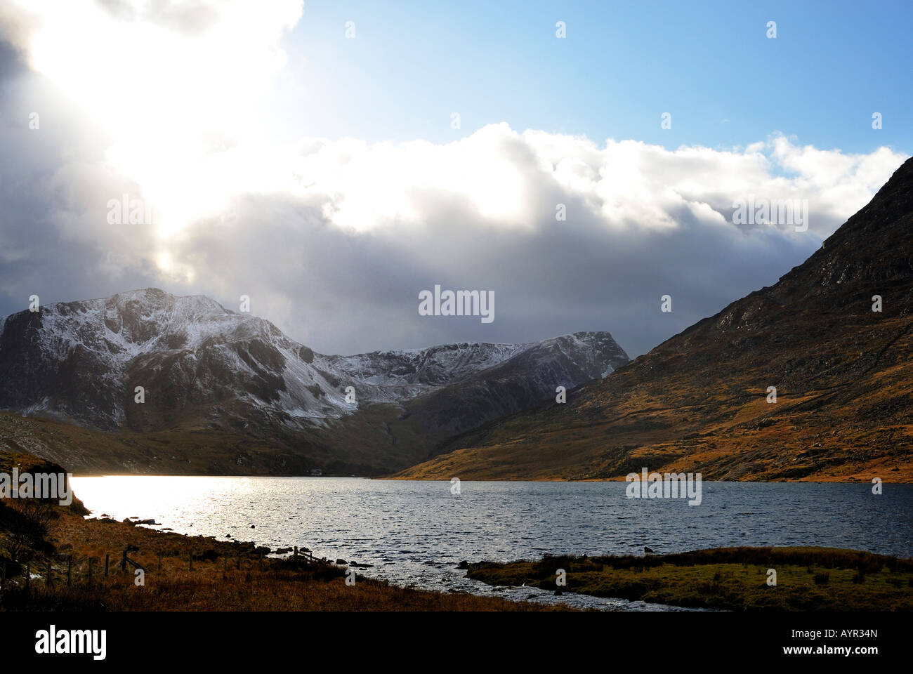 Montrant de Snowdonia Mountain Y Garn et Llyn Ogwen Banque D'Images