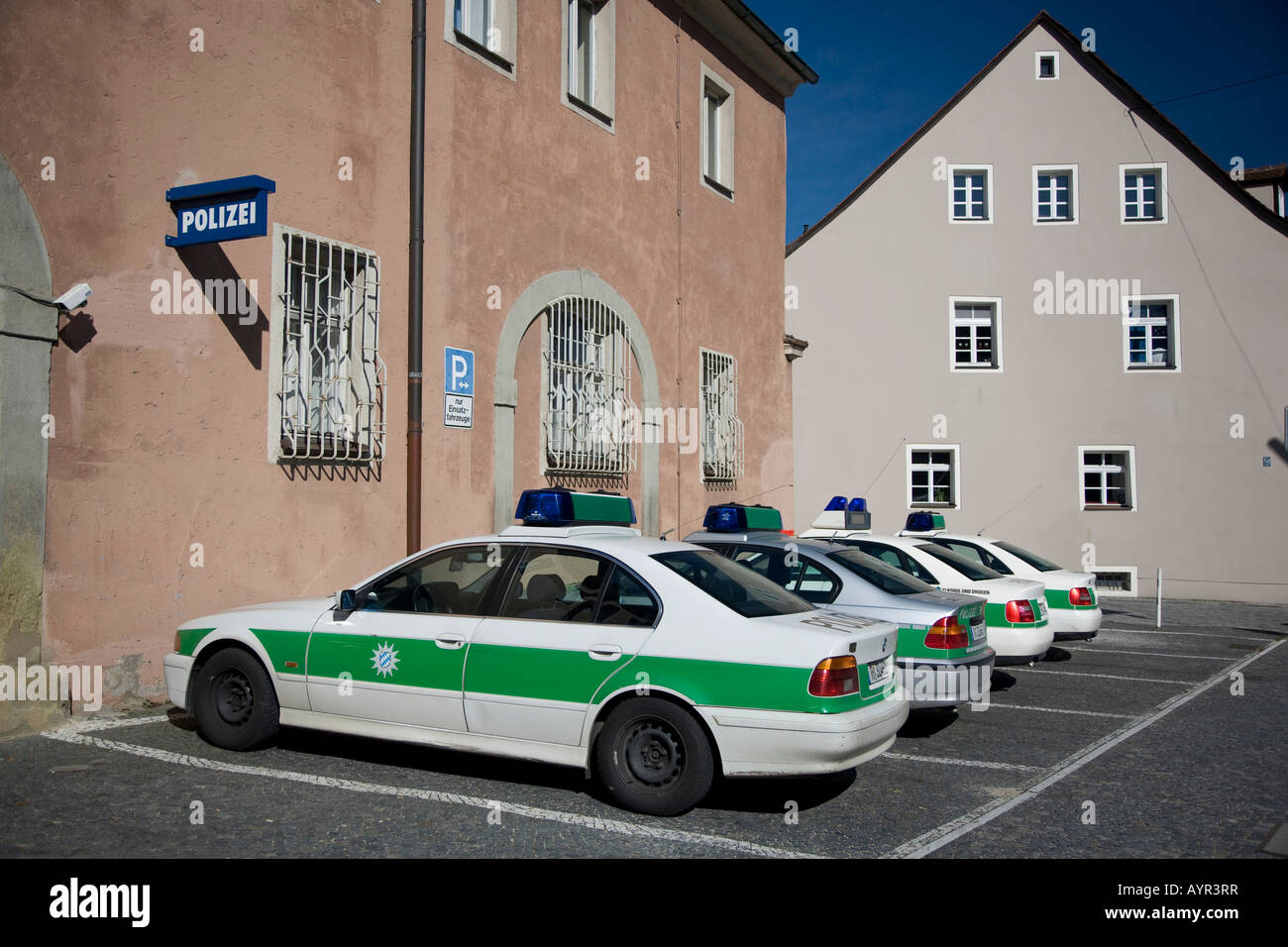 Voitures garées dans un poste de police, Regensburg, Bavière, Allemagne Banque D'Images