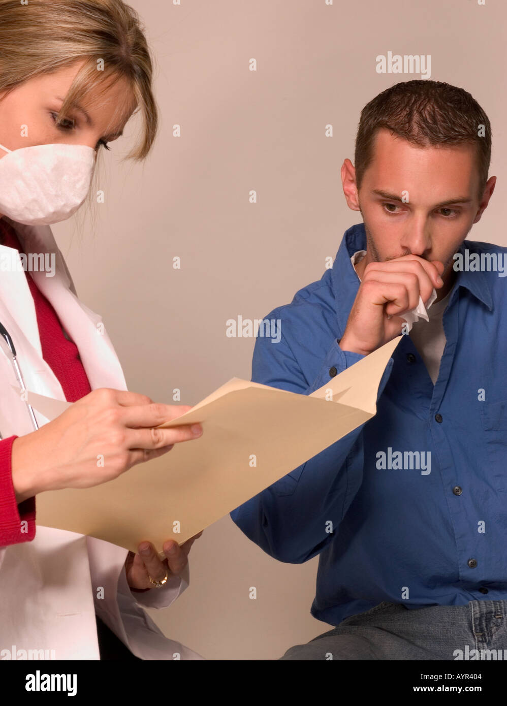 Homme patient tousse alors que les GP rapport lit Banque D'Images