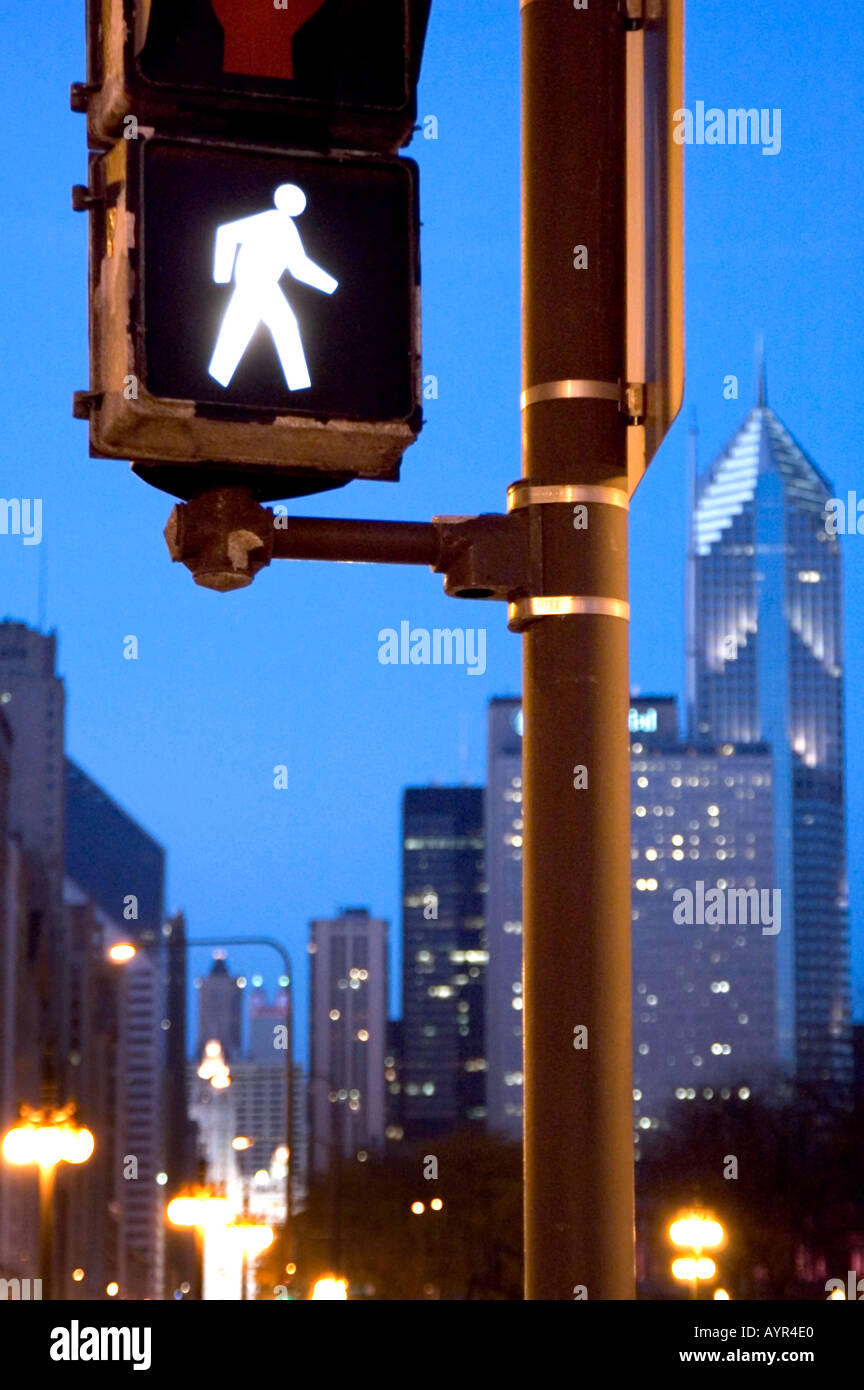 Signe de la circulation piétonne à pied avec des gratte-ciel en arrière-plan de Chicago, dans l'Illinois, UNITED STATES OF AMERICA USA Banque D'Images
