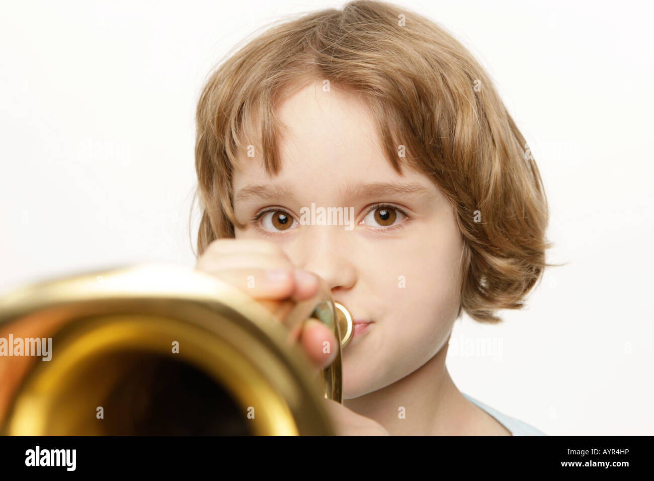 Fillette de huit ans à jouer de la trompette Banque D'Images