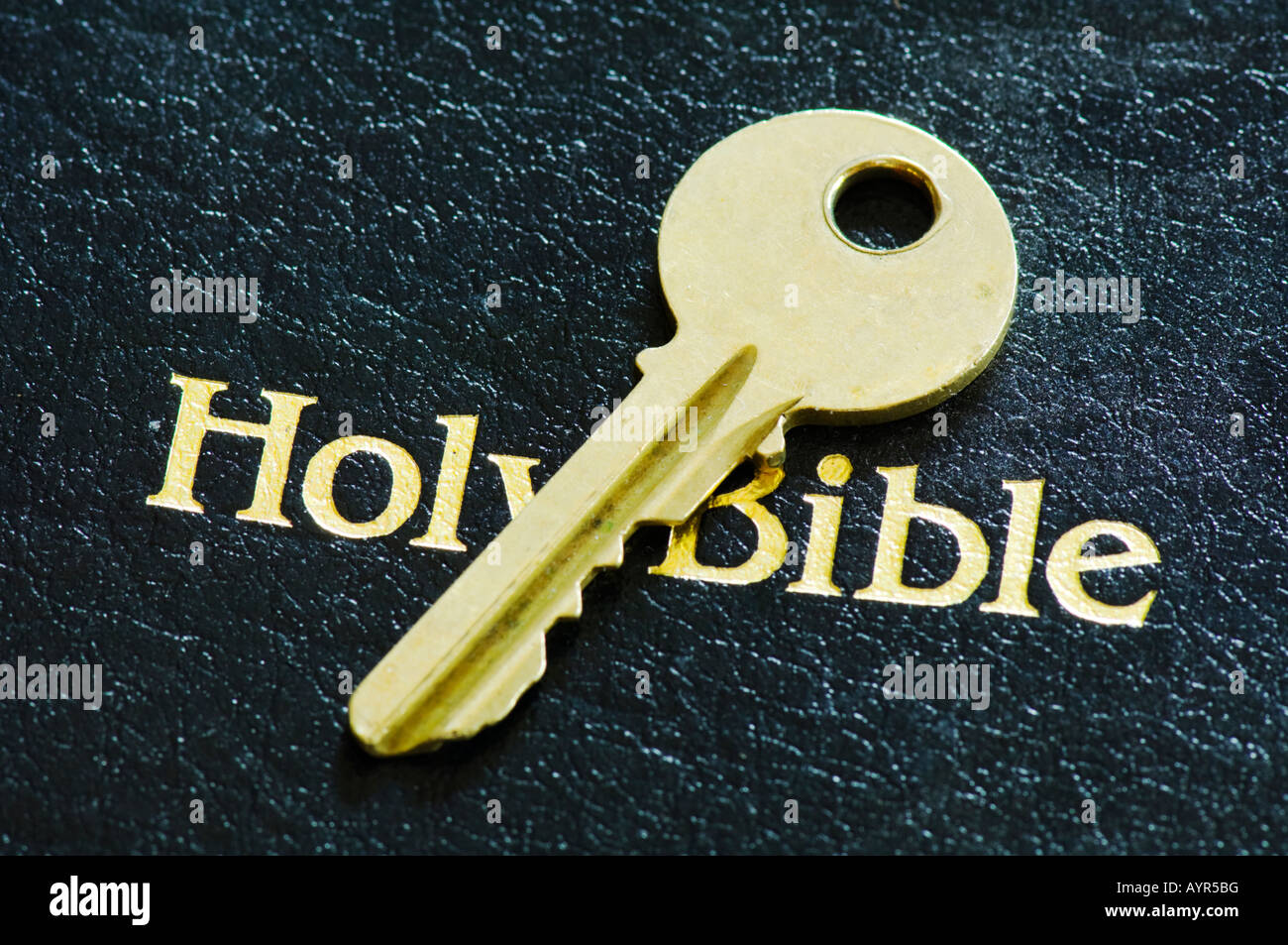 Clés en laiton sur la Sainte Bible Banque D'Images