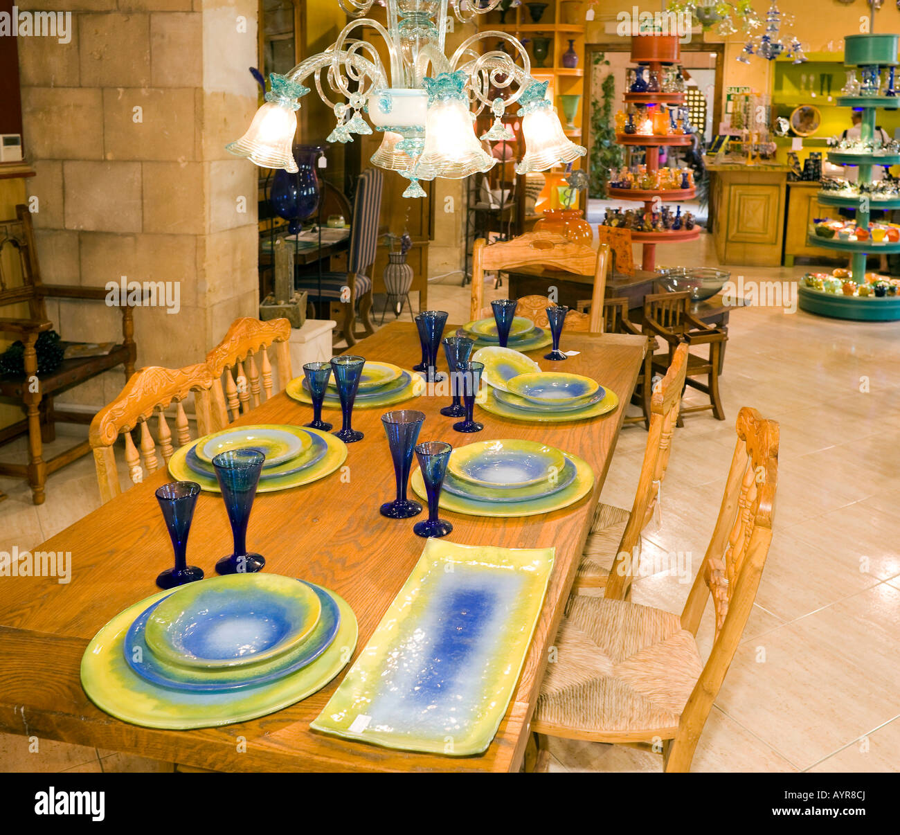 L'art du verre, l'affichage dans le showroom de l'usine de verre de Menestralia près de Burger, Majorque, Îles Baléares, Espagne Banque D'Images