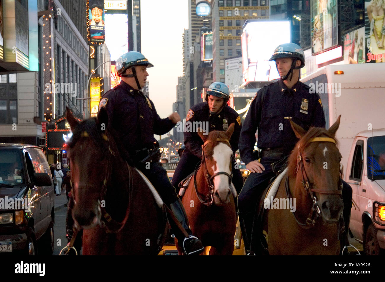 Parmi les policiers du NYPD MONTÉE DU TRAFIC À TIMES SQUARE À MANHATTAN, NEW YORK CITY Etats-unis D'AMÉRIQUE USA Banque D'Images