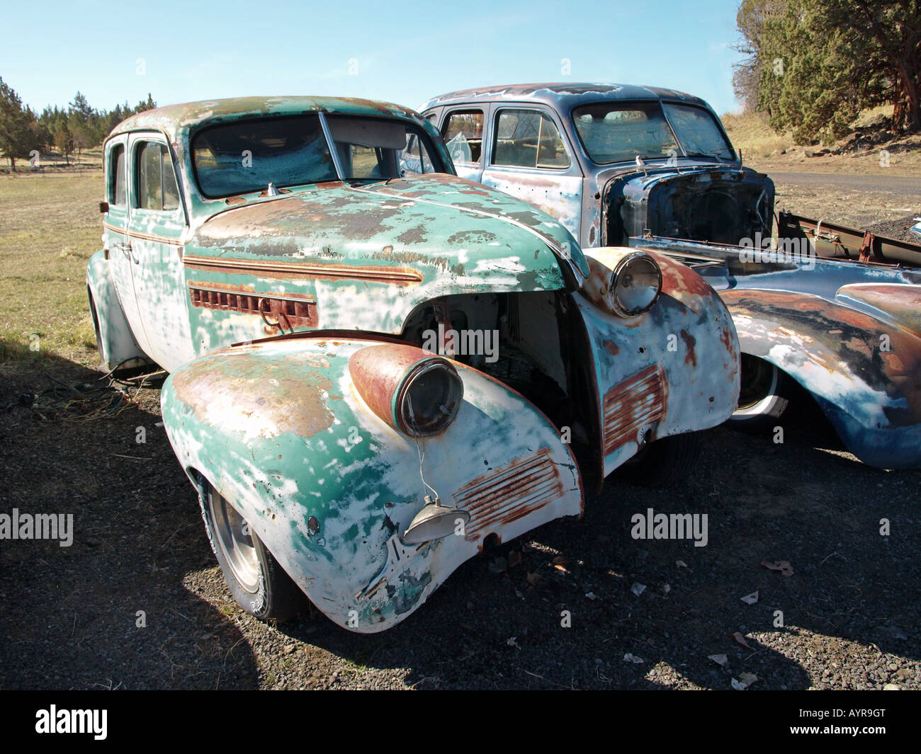 Vieilles épaves d'automobiles des années 1930 à une salle junkyard de Bend, Oregon Banque D'Images