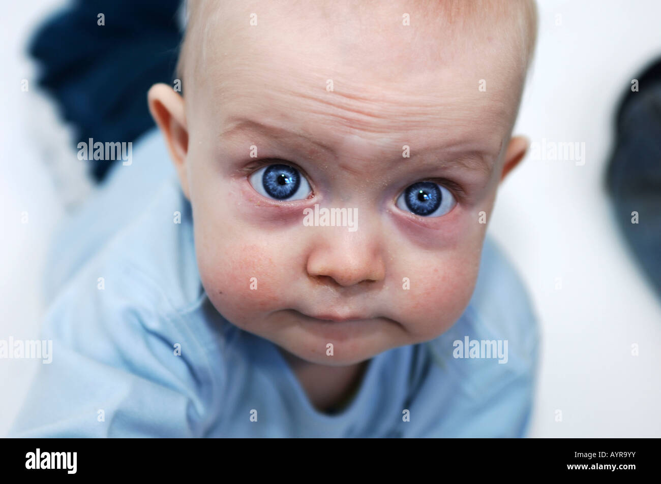Des Yeux Bleu Vif A L Age De Six Mois Bebe Garcon Photo Stock Alamy