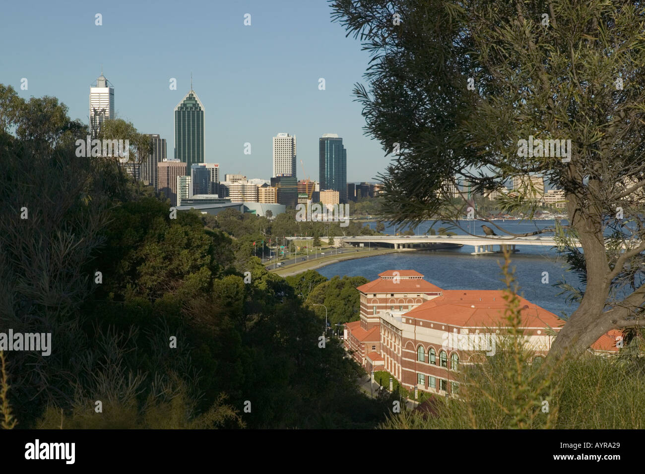 Quartier central des affaires de Perth, avec ses toits rouges brasserie Old Swan Swan River Narrows Bridge Mitchell Freeway 2004 Banque D'Images