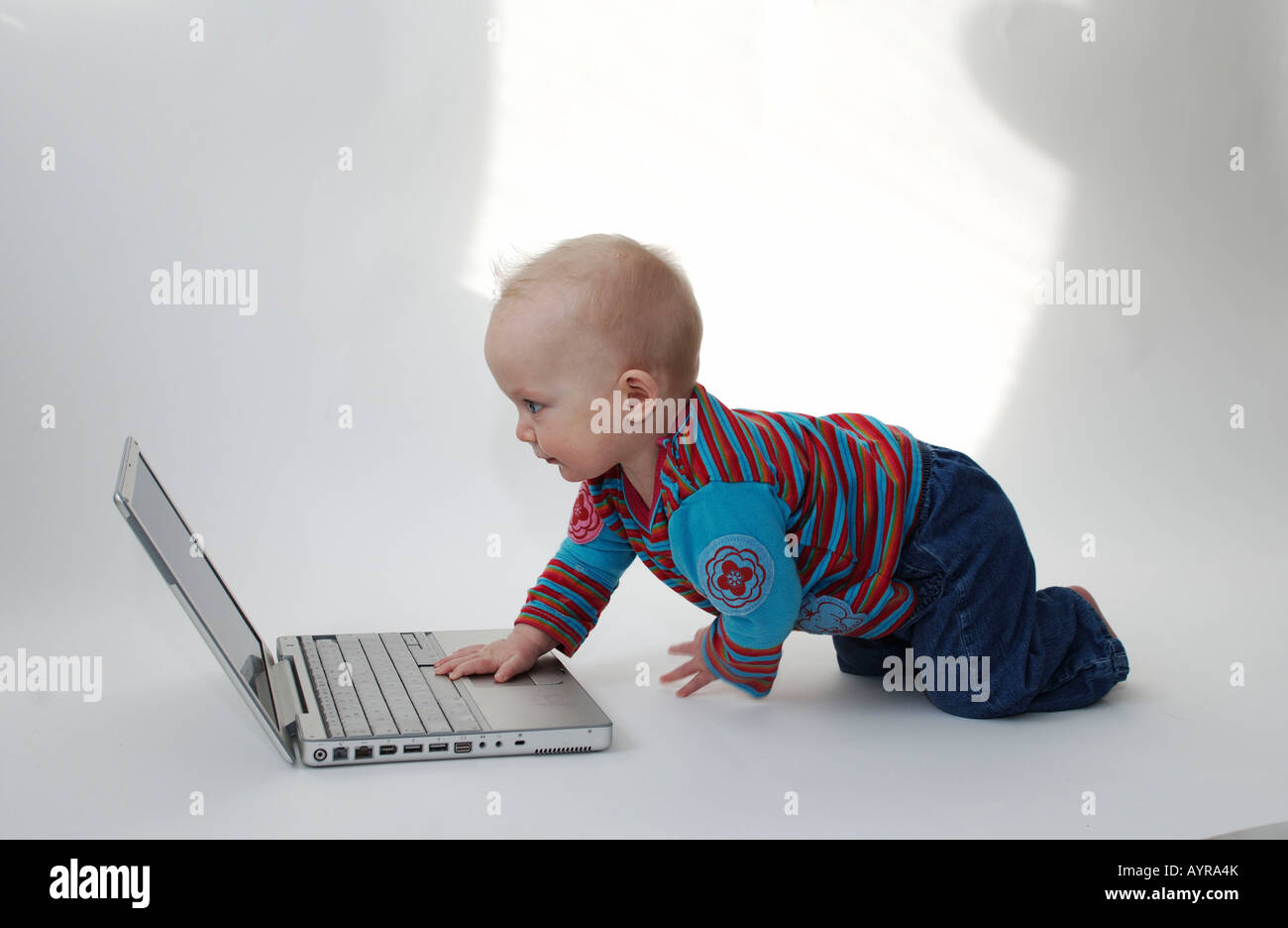 À l'âge de six mois, bébé garçon travaillant sur un ordinateur portable Banque D'Images