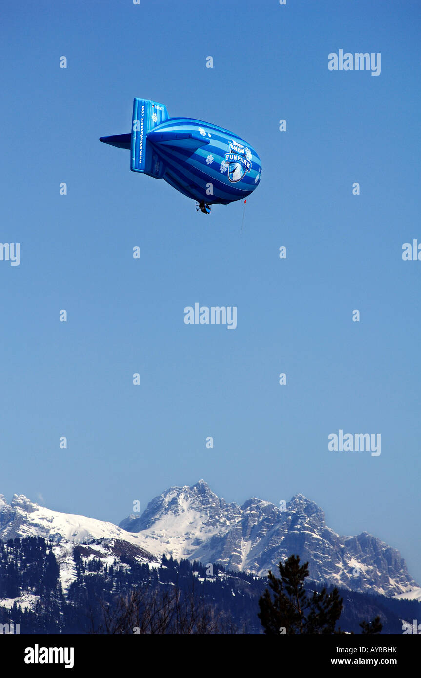 (Dirigeable Zeppelin) sur les Alpes près de Va, Tirol, Autriche, Europe Banque D'Images