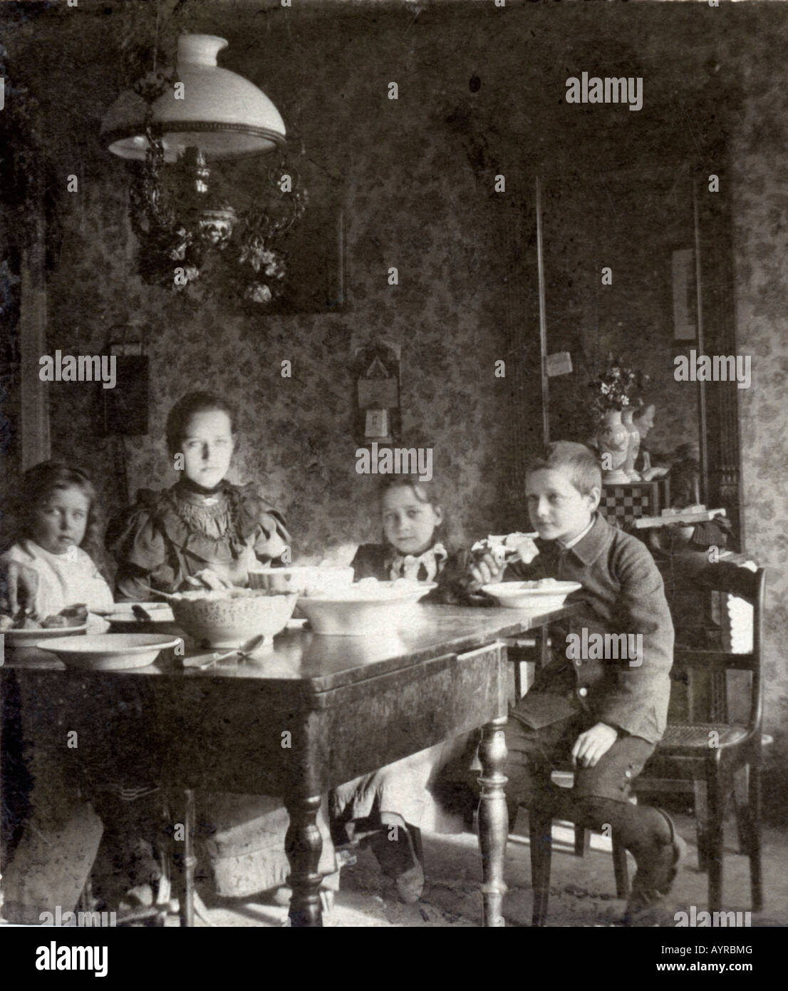 Les enfants à la table de dîner, ca. 1899 Banque D'Images