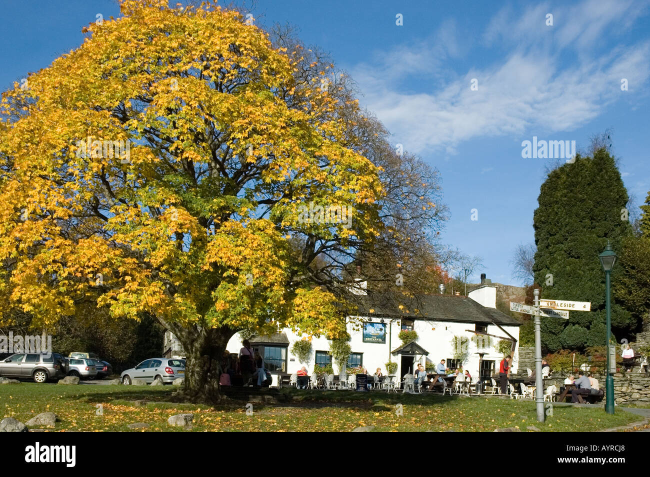 Britannia Inn et Maple Tree Lake Road, Langdale, Lake District, Cumbria, Angleterre. Banque D'Images