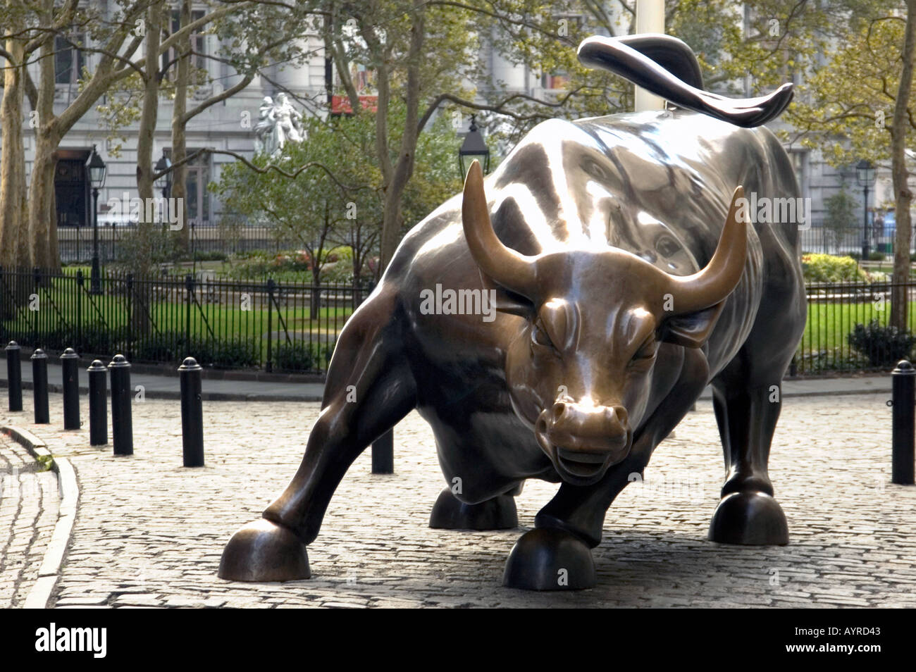 'En charge BULL' PRÈS DE WALL STREET DANS LE QUARTIER FINANCIER DU CENTRE-VILLE DE MANHATTAN NEW YORK USA Banque D'Images