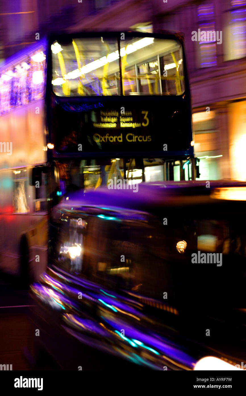 Double-decker bus de nuit, Regent Street, London, England, UK Banque D'Images