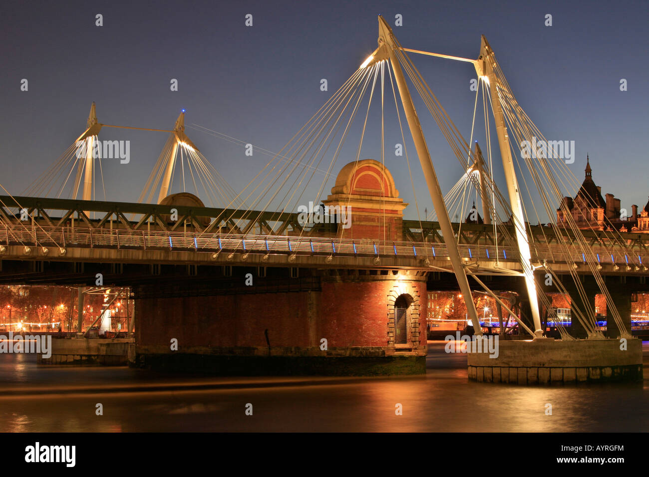 Hungerford Bridge, il est entouré par les deux ponts du Jubilé (passerelles), London, England, UK Banque D'Images