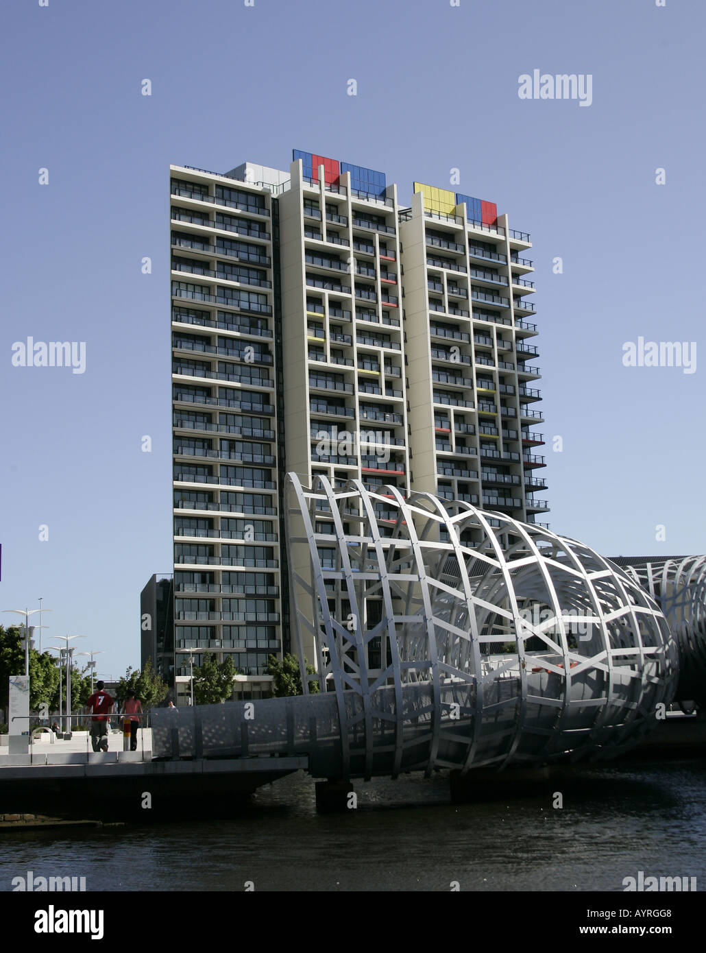 Passerelle sur la rivière Yarra et immeuble à Melbourne, Australie. Banque D'Images