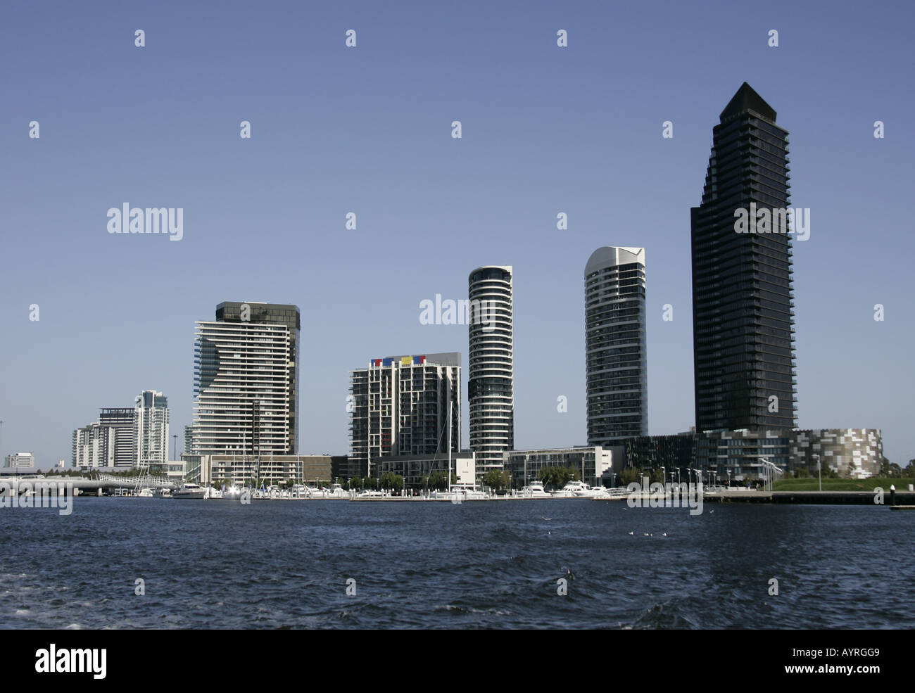 Les immeubles d'appartements moderne sur les rives de la rivière Yarra de Melbourne, Australie. Banque D'Images
