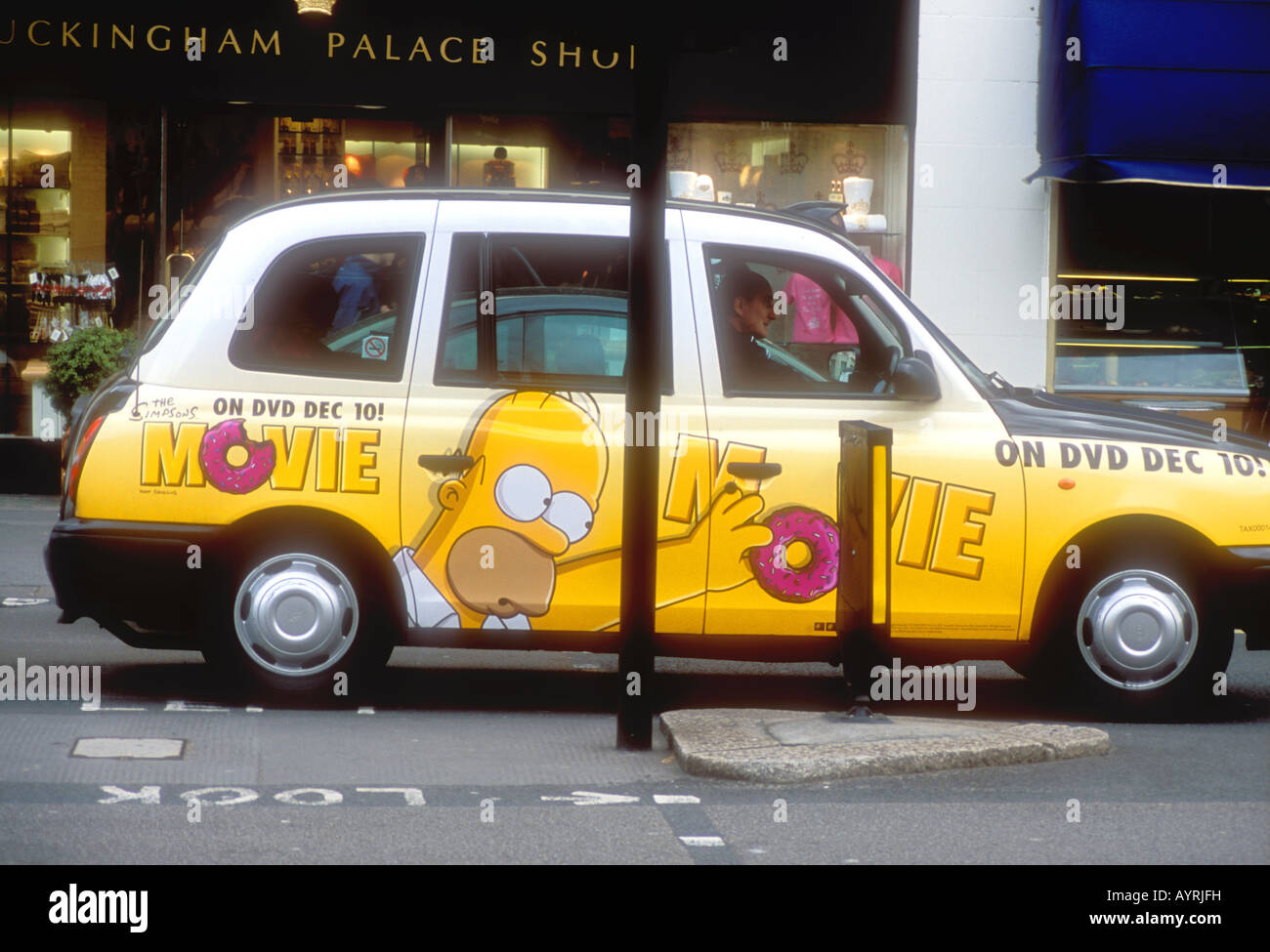 London taxi cab avec covering de Homer Simpson movie Banque D'Images