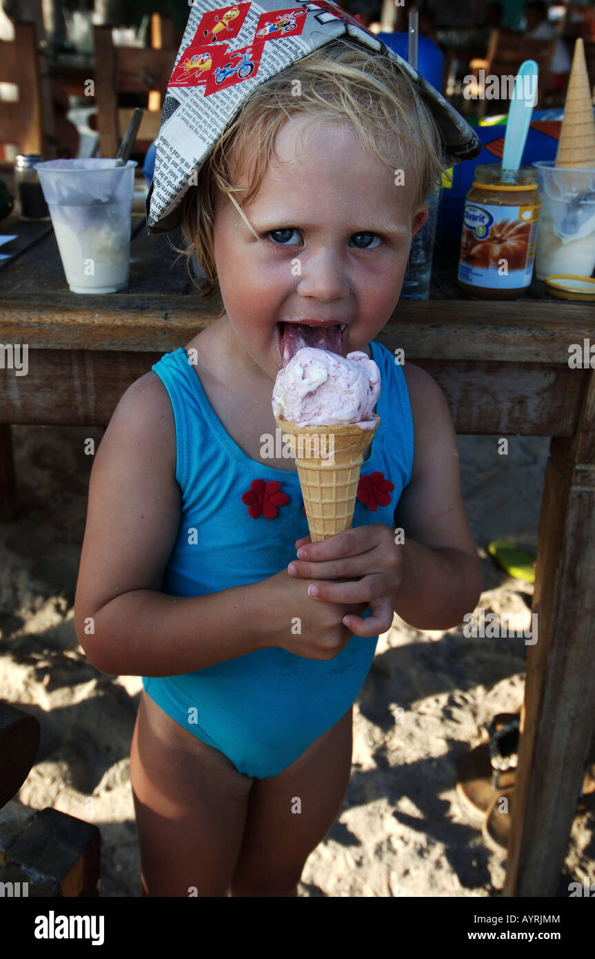 Trois ans, bénéficiant d'une icecream en vacances Banque D'Images