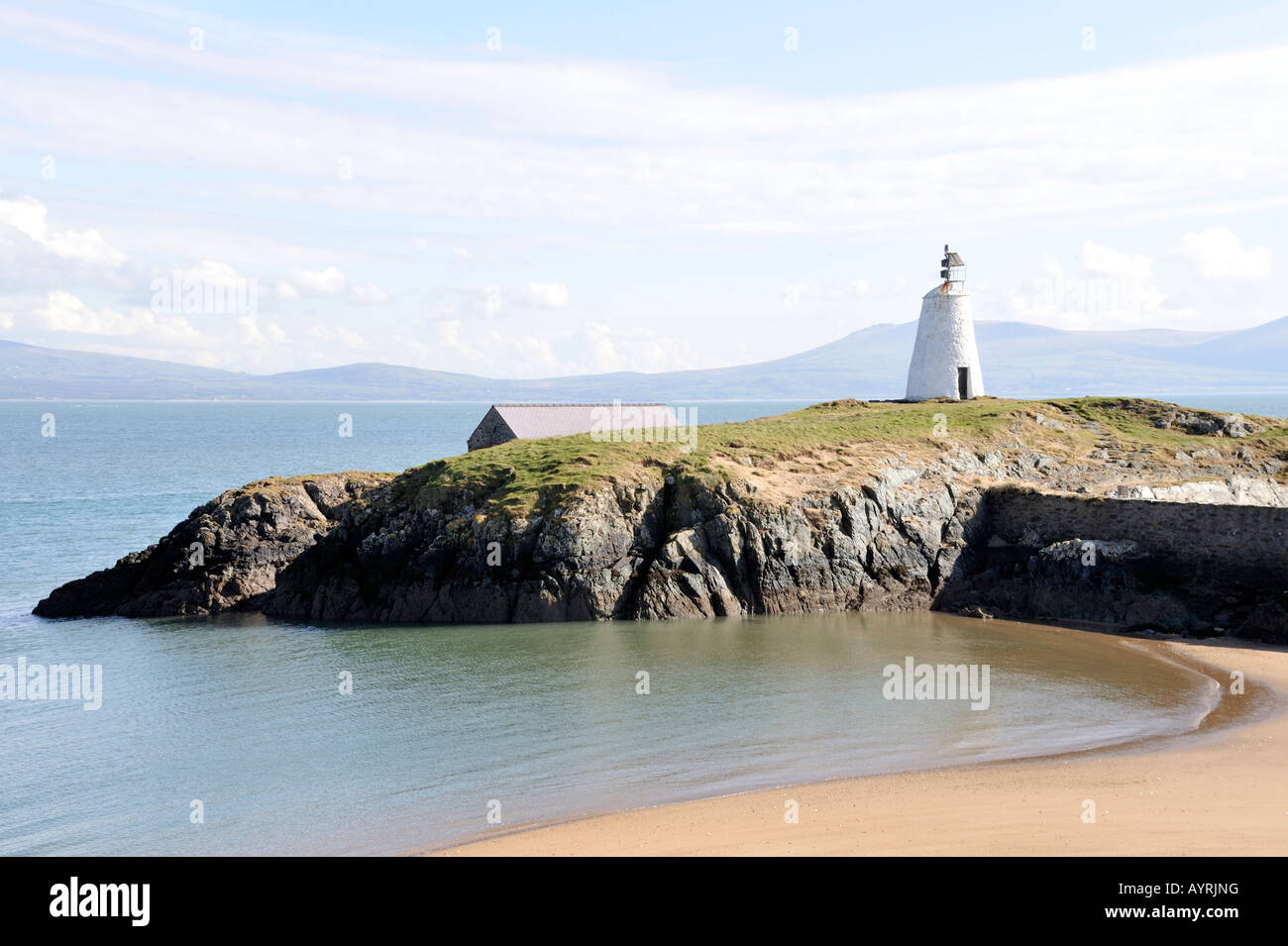 Ancien Phare tour à l'île Llanddwyn Ynys Llanddwyn Anglesey Ynys Mon North Wales Cymru Royaume-uni UNIQUEMENT USAGE ÉDITORIAL Banque D'Images
