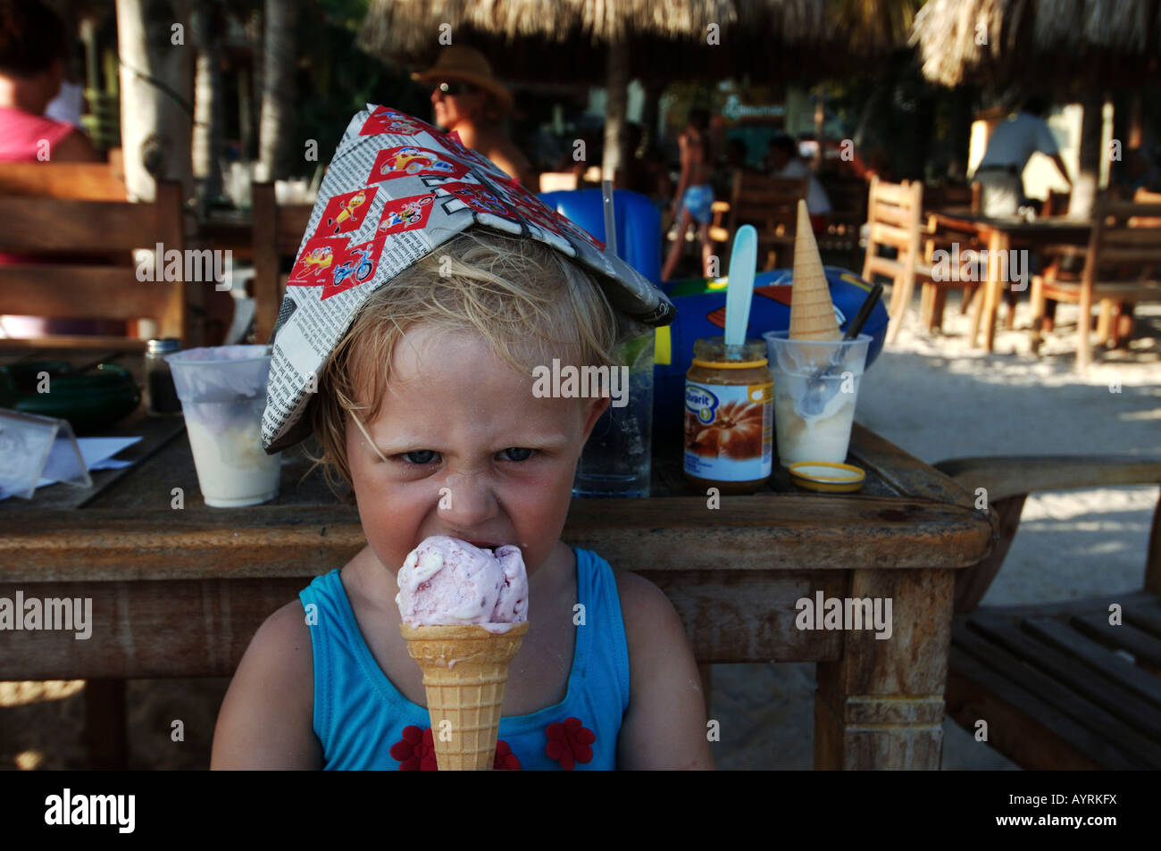 Trois ans, bénéficiant d'une icecream en vacances Banque D'Images