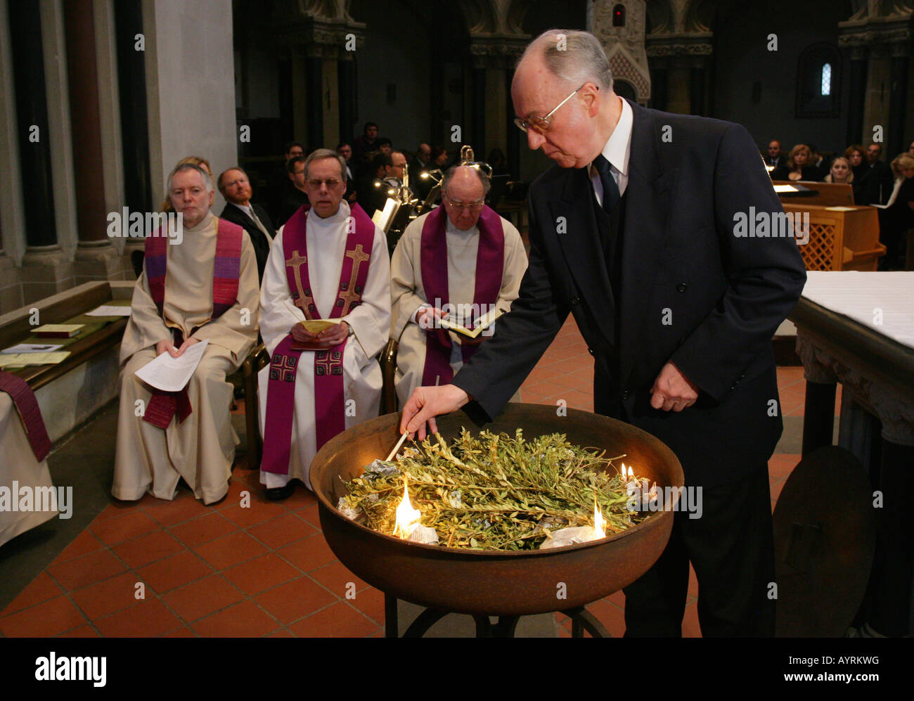 Éclairage Sexton palmier le mercredi des cendres à l'Église Herz-Jesu à Coblence, Rhénanie-Palatinat, Allemagne, Europe Banque D'Images
