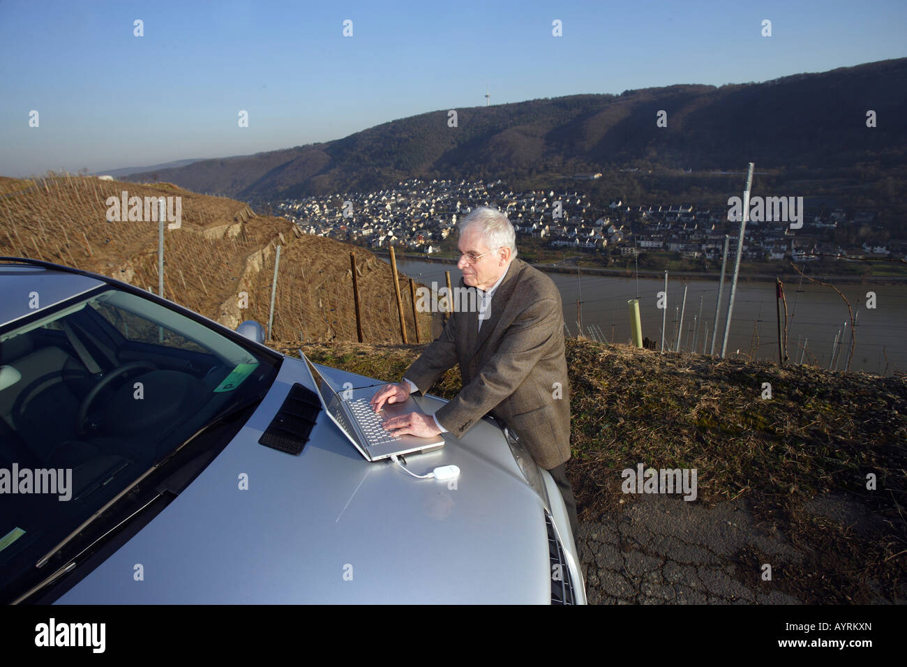 Entreprise travaillant sur un ordinateur portable sur le capot de sa voiture dans un vignoble près de Winningen, Rhénanie-Palatinat, Allemagne, Europe Banque D'Images