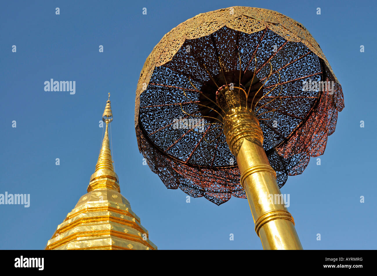 La pagode d'or (chedi) et golden umbrella (symbole de chance et de pouvoir), le Wat Phra That Doi Suthep Temple, Chiang Mai, Thaïlande, de sorte Banque D'Images