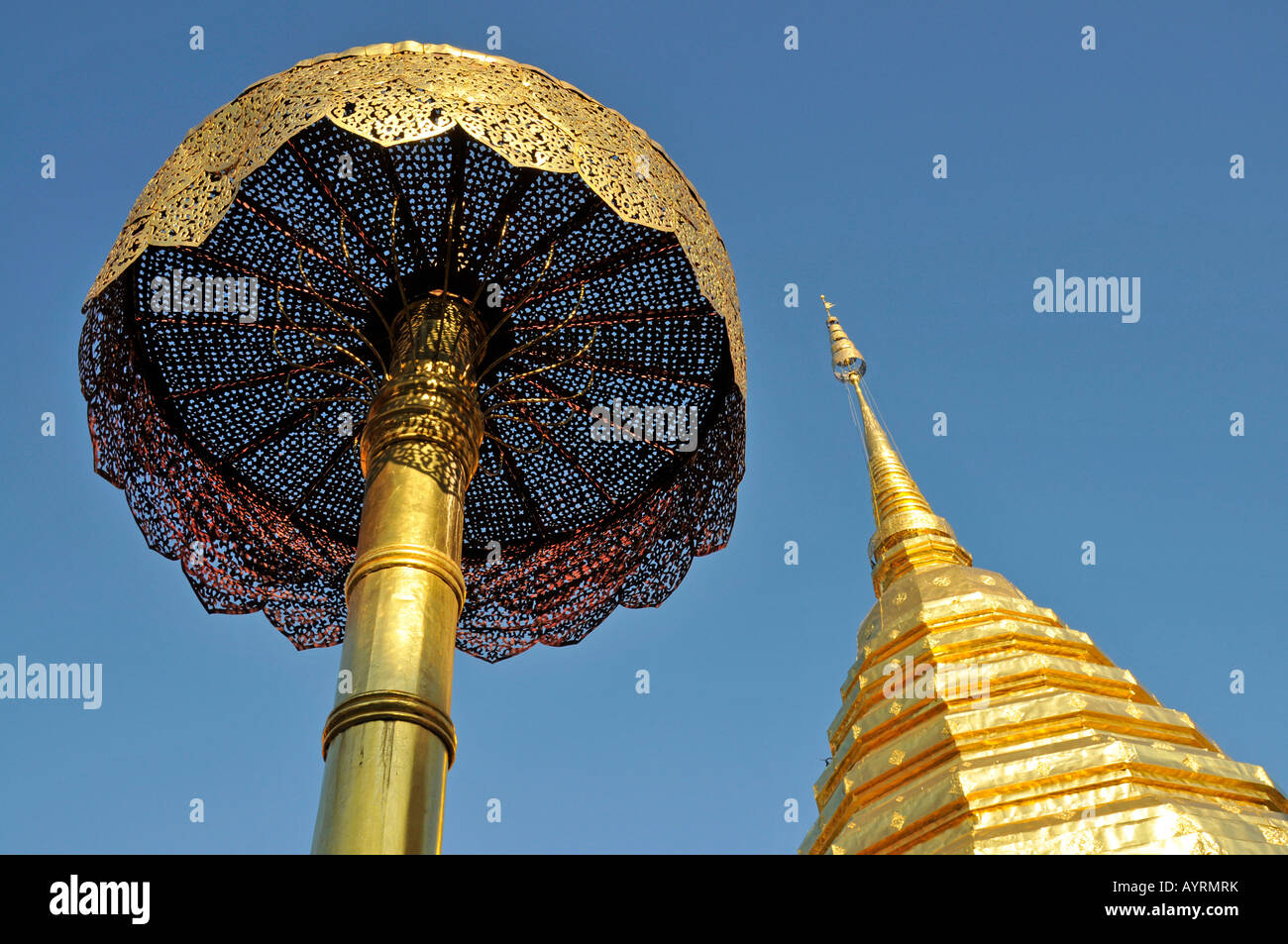 La pagode d'or (chedi) et golden umbrella (symbole de chance et de pouvoir), le Wat Phra That Doi Suthep Temple, Chiang Mai, Thaïlande, de sorte Banque D'Images