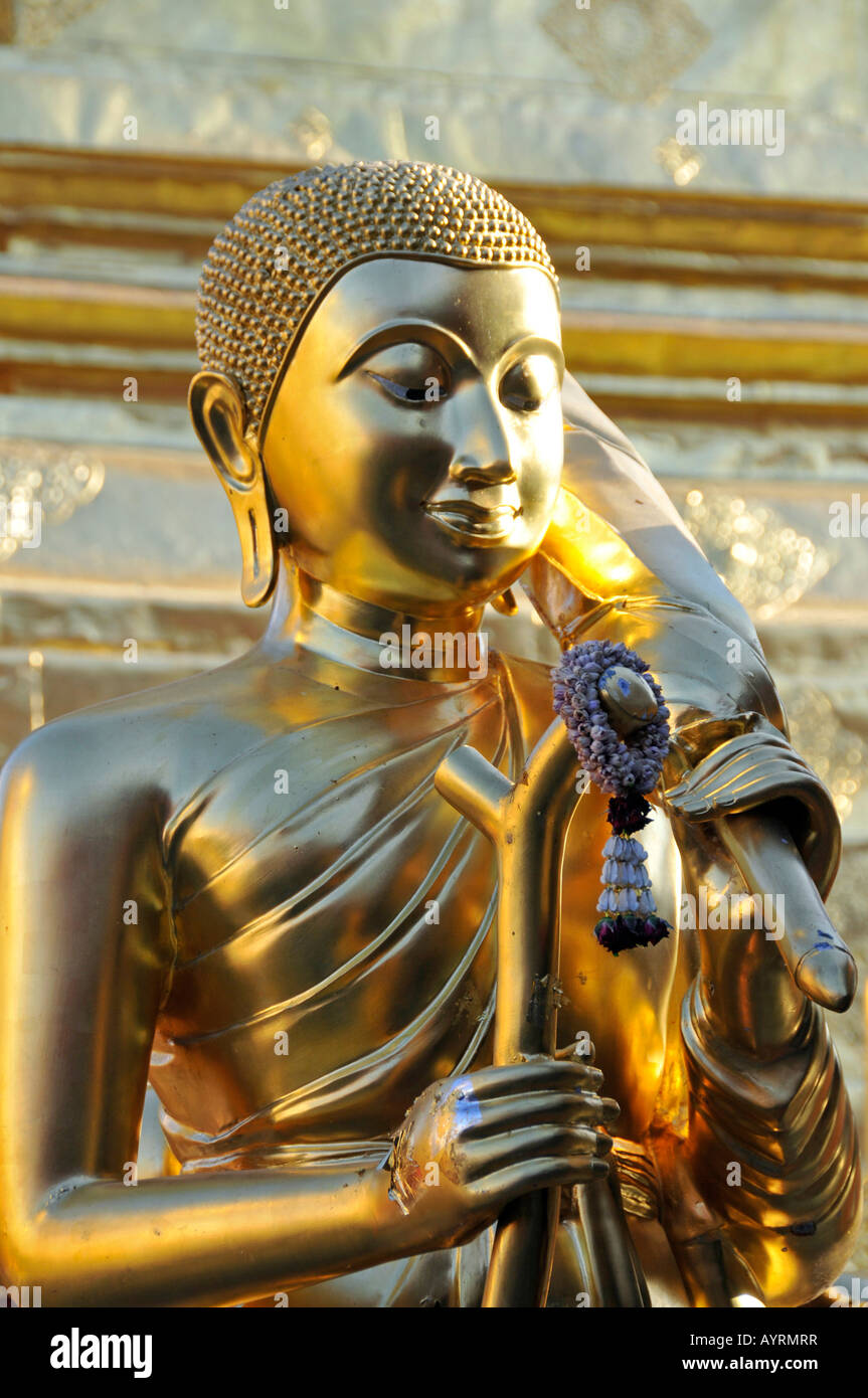 Statue de Bouddha en or avec le bâton (symbole de chance et de pouvoir), le Wat Phra That Doi Suthep Temple, Chiang Mai, Thaïlande, Banque D'Images