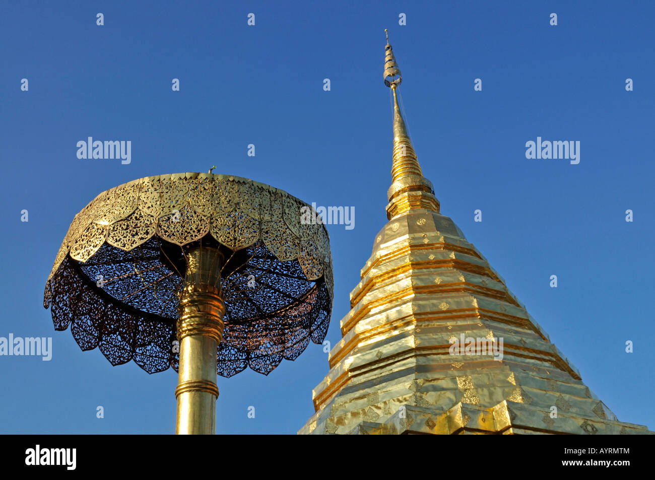 La pagode d'or (chedi) et golden umbrella (symbole de chance et de pouvoir), le Wat Phra That Doi Suthep Temple, Chiang Mai, Thaïlande, de sorte Banque D'Images