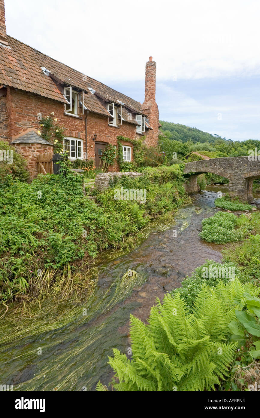 La rivière peu profonde Aller coule sous l'ancien pack horse bridge à Allerford, Exmoor, Somerset Banque D'Images