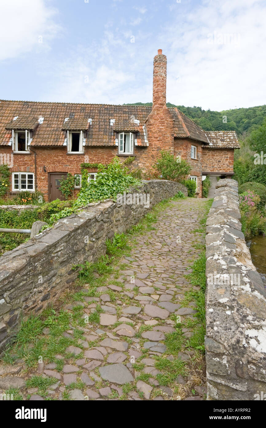 L'ancien pack horse bridge à Allerford, Exmoor, Somerset Banque D'Images