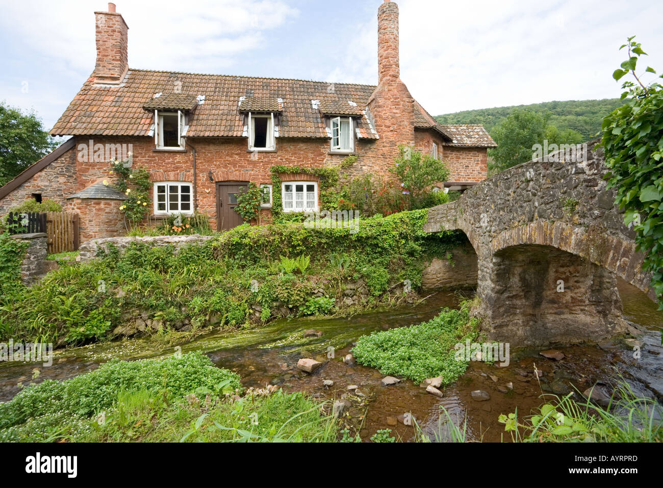 La rivière peu profonde Aller coule sous l'ancien pack horse bridge à Allerford, Exmoor, Somerset Banque D'Images