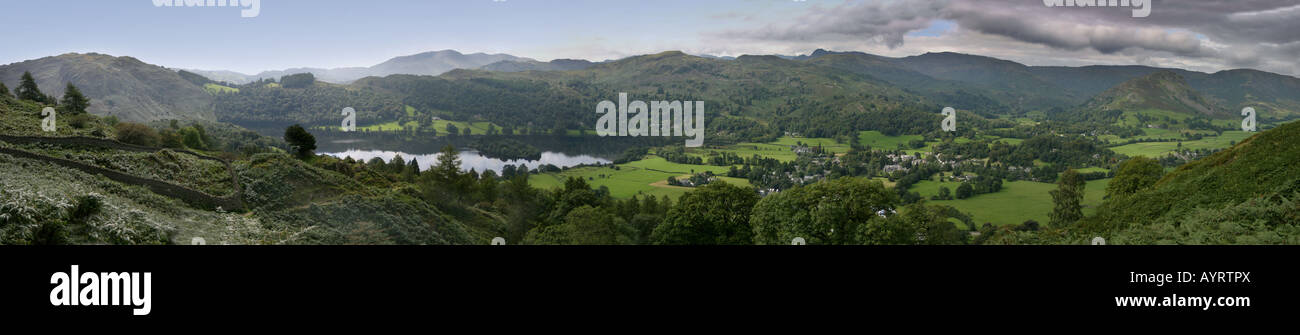 Une vue panoramique sur le lac et le village de Grasmere, Lake District, Angleterre Banque D'Images