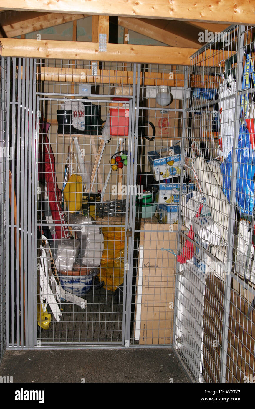 À l'intérieur d'une installation de stockage appartenant à un appartement loué Banque D'Images