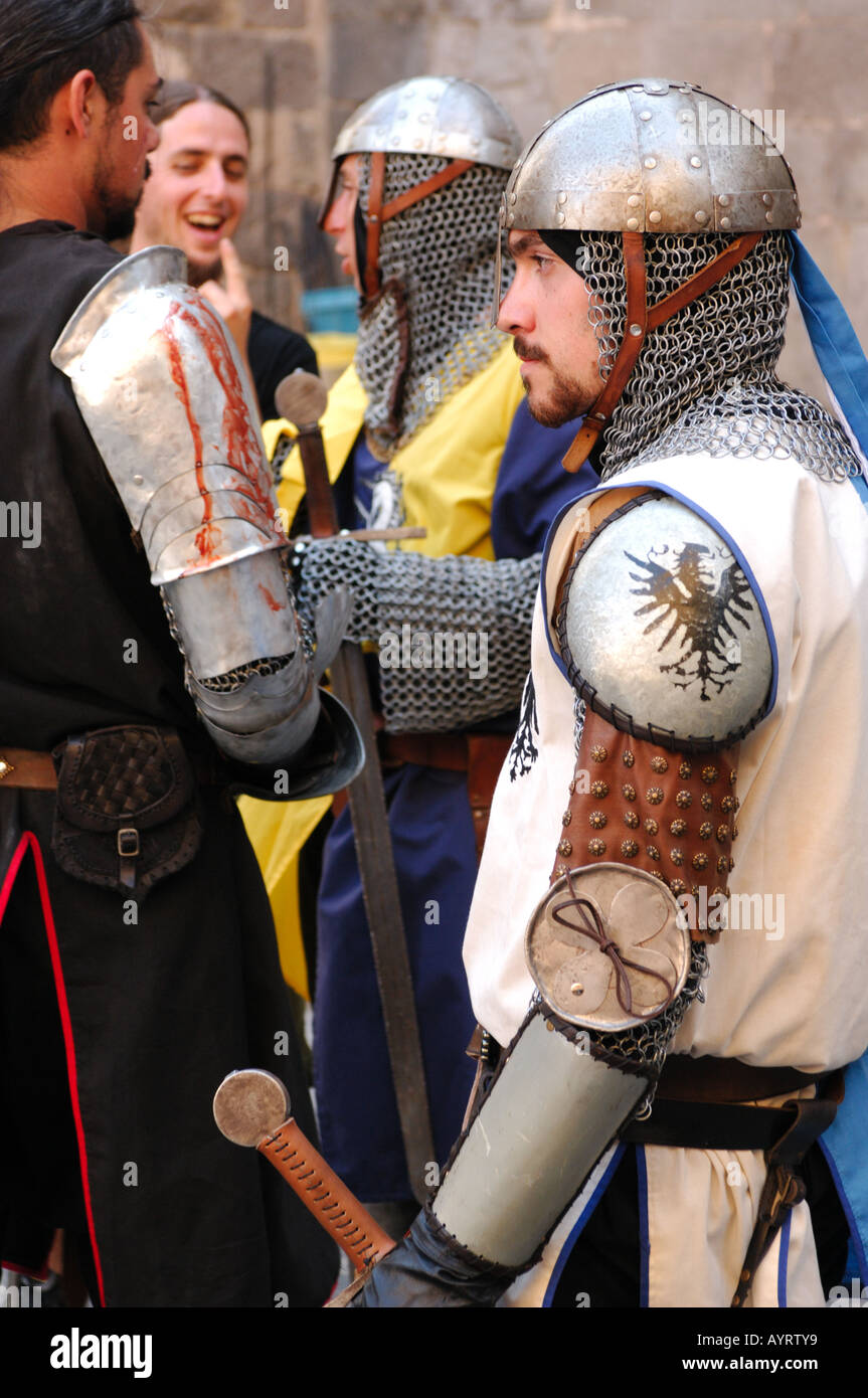 Homme vêtu de l'uniforme des soldats chevaliers médiévaux à blindé festival Terra de Trobadors castello de empuries catalogne espagne Banque D'Images