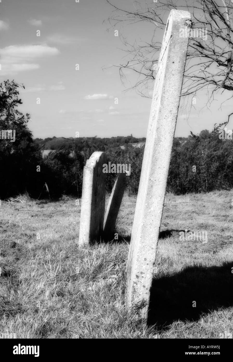 Vue latérale des pierres tombales dans le cimetière au sommet d'une colline. Banque D'Images