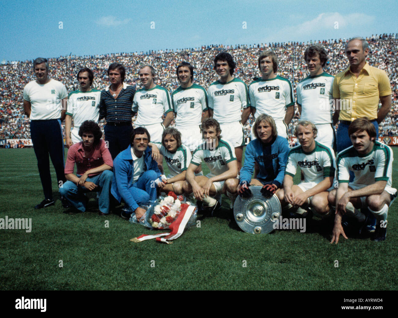 Football, Bundesliga 1975/1976 Borussia Moenchengladbach, contre 1. 2:1 FC Koeln, Boekelberg Stadium, vainqueur du championnat d'Allemagne, de l'équipe de Borussia Moenchengladbach photographie avec bouclier de championnat, derrière l'entraîneur de conditionnement physique, Drygalsky Heyn, Stielike Banque D'Images