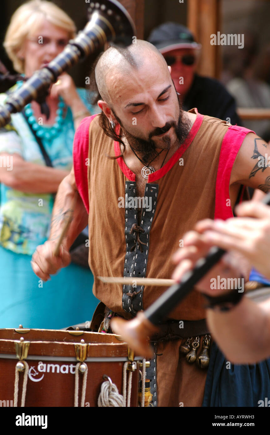 Musicien batteur au festival Terra de Trobadors castello de empuries costa brava espagne catalogne Banque D'Images