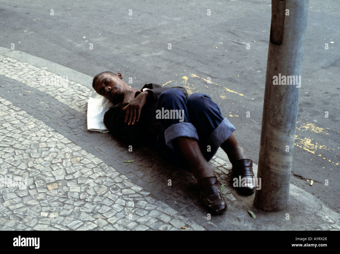 Brésil, BR-Rio de Janeiro, personne sans-abri, l'homme de dormir sur le bord de la route Banque D'Images
