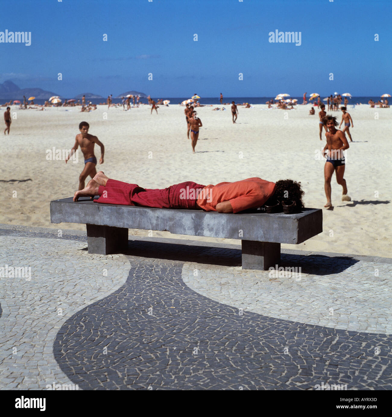 Brésil, BR-Rio de Janeiro, personne sans-abri, l'homme de dormir sur un banc, la plage de Copacabana, Banque D'Images