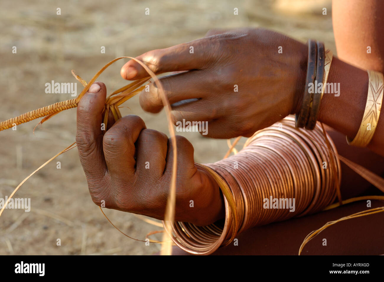 African bracelets Banque de photographies et d'images à haute résolution -  Alamy