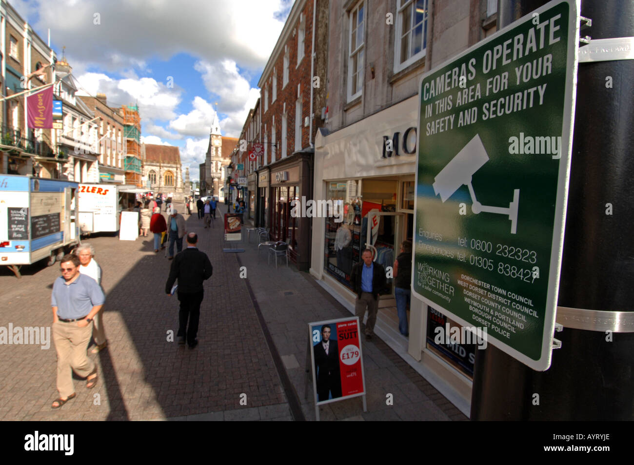 CCTV dans principale rue commerçante, South Street, Dorchester, Dorset, Angleterre, Royaume-Uni Banque D'Images