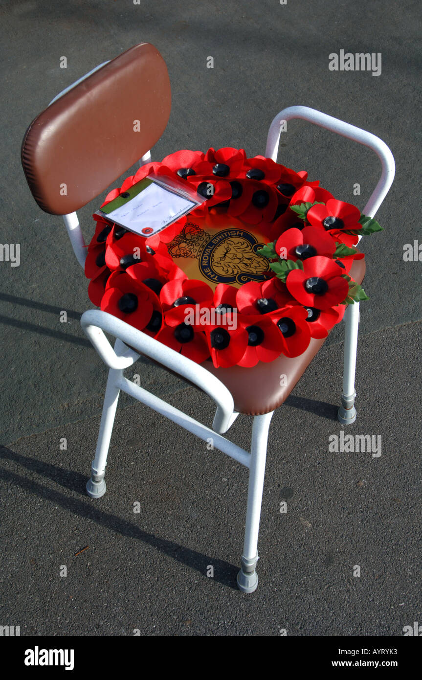 Un coquelicot couronne sur les personnes âgées un président au cours de l'occasion d'un service Banque D'Images