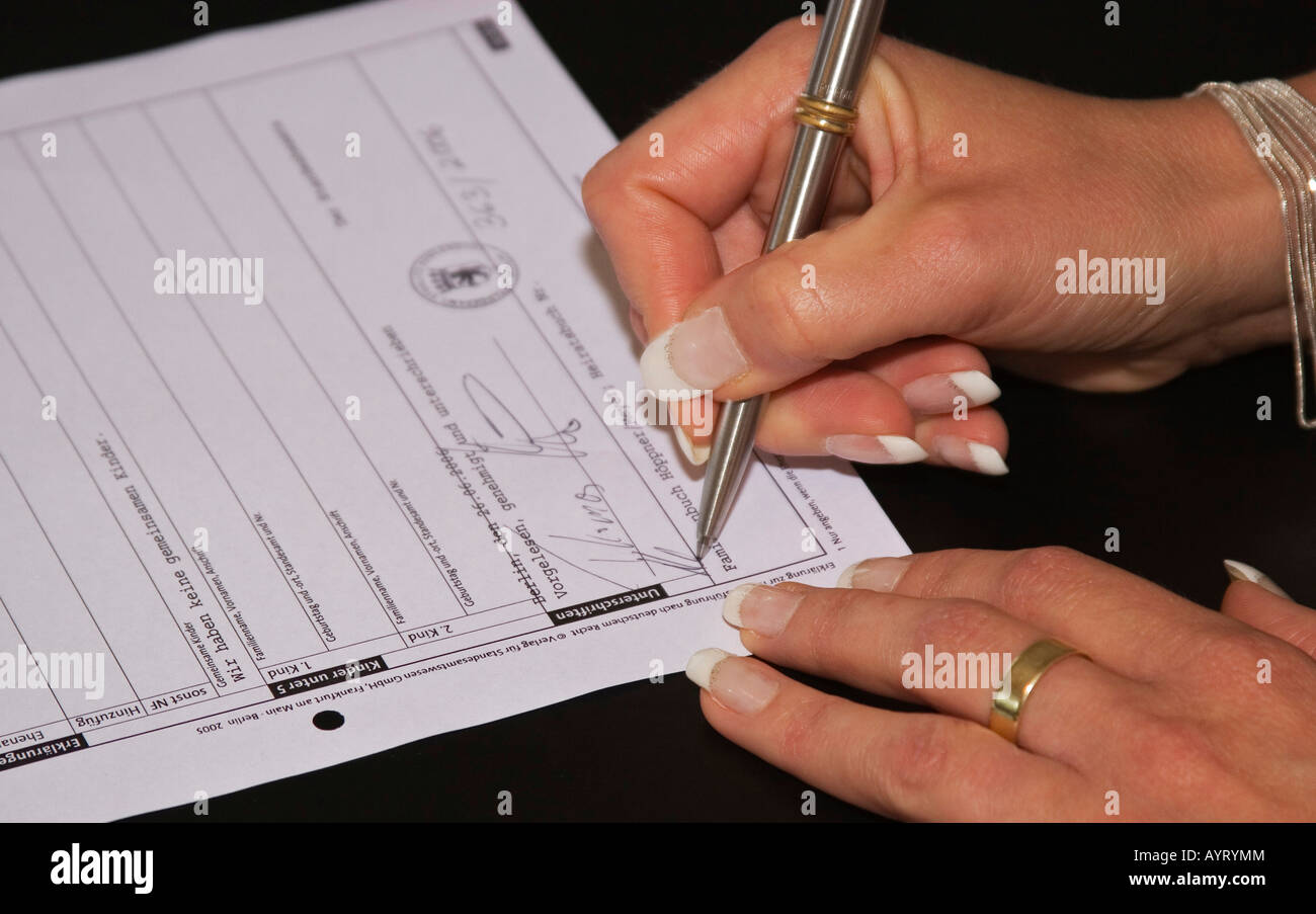 La signature de la licence de mariage femme au register office, Berlin, Germany, Europe Banque D'Images