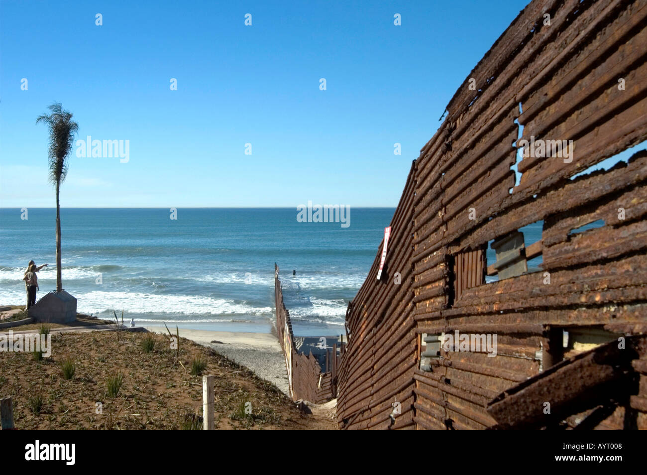 USA clôture frontalière mexicaine d'exécution dans l'OCÉAN PACIFIQUE, à Tijuana, AU MEXIQUE Banque D'Images