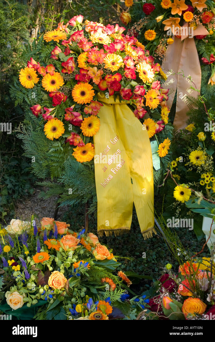 Décorées avec tombe fraîche d'innombrables fleurs à un cimetière en Allemagne Banque D'Images