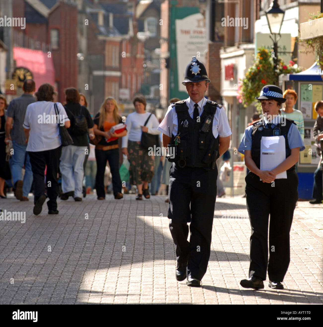 Agent de police et agent spécial Agent de soutien communautaire ou d'une patrouille à pied dans la région de South Street, Dorchester, Dorset, Angleterre Royaume-uni Banque D'Images