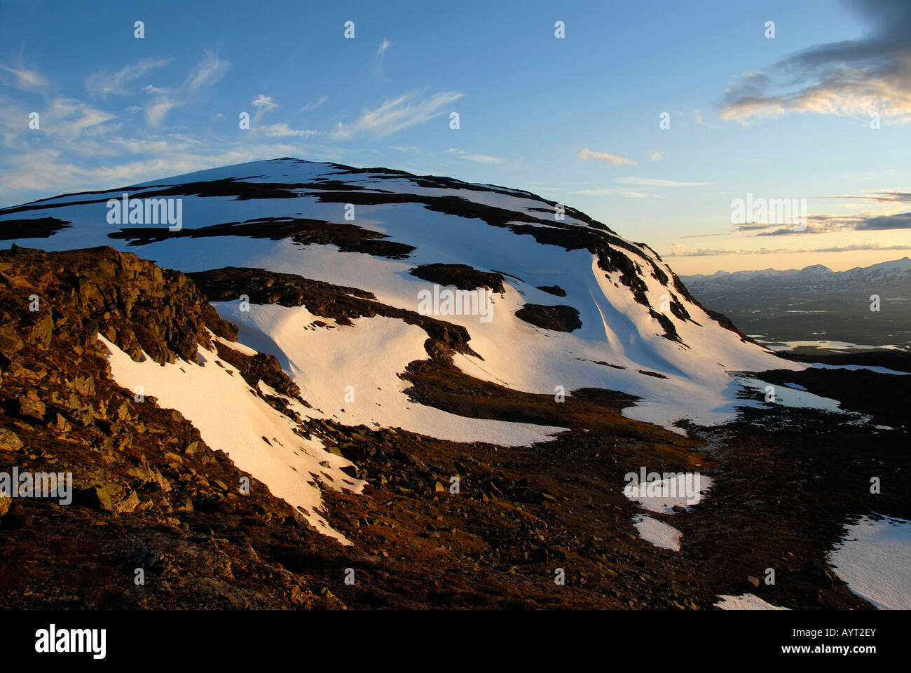 La fonte de la neige sur une montagne solitaire, paysage, Abisko National Park, Lapland, Sweden Banque D'Images
